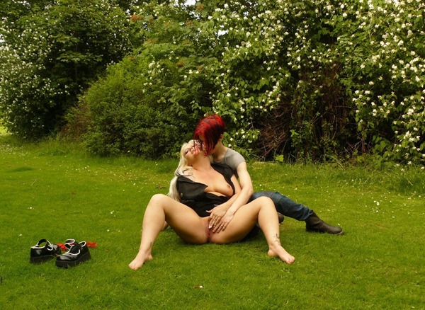 uk-flashers-sexy-blonde-getting-fingered-in-the-park