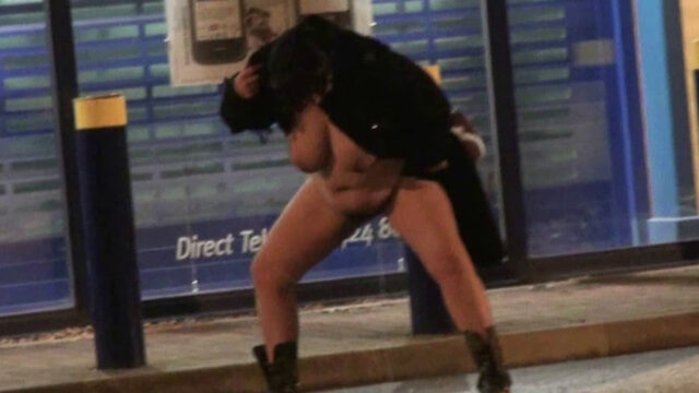 Flashing Her Goodies – UK Flashers